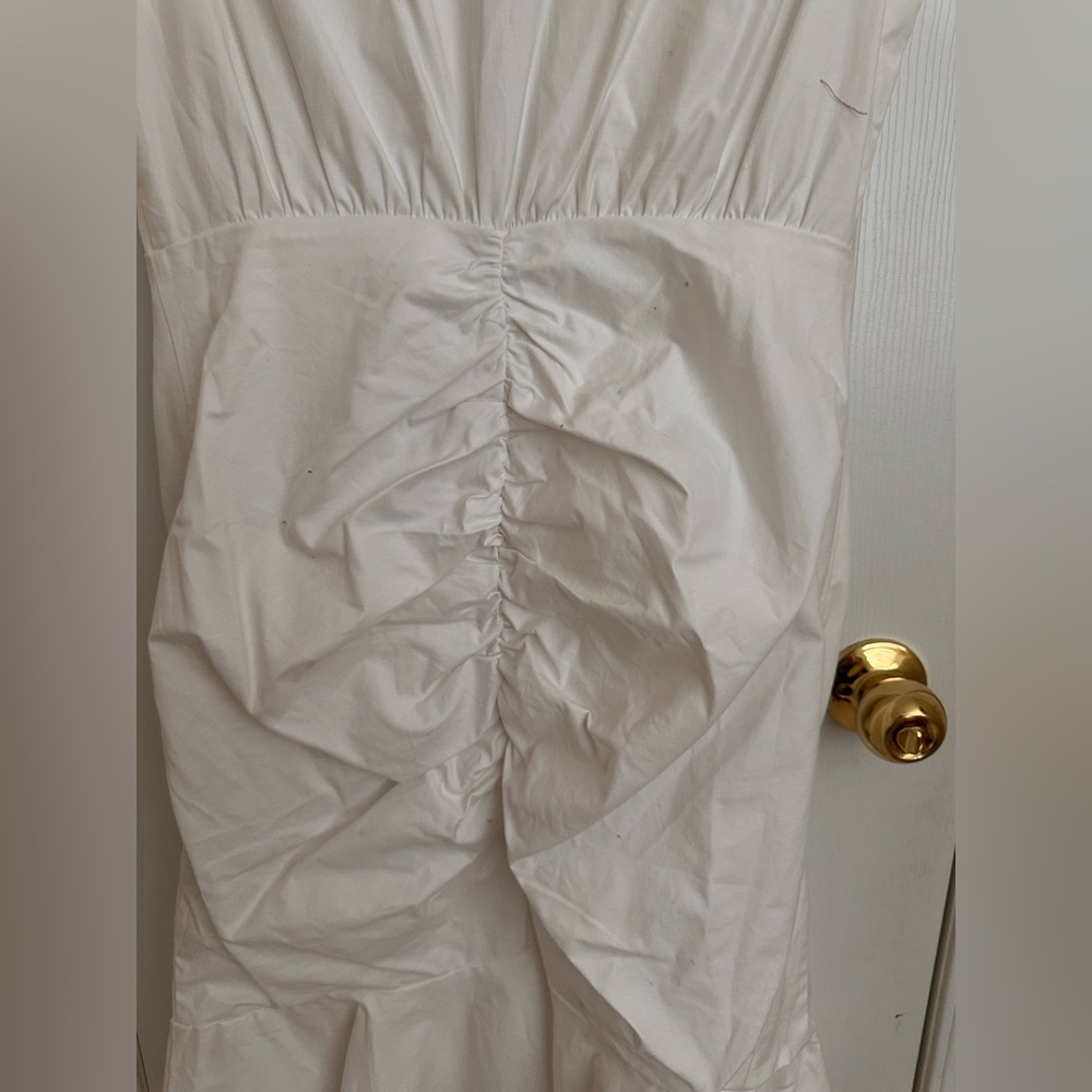 White Sleeveless Button-Down Dress with Ruffled Hem – Le Château - size m - Picture 3 of 6